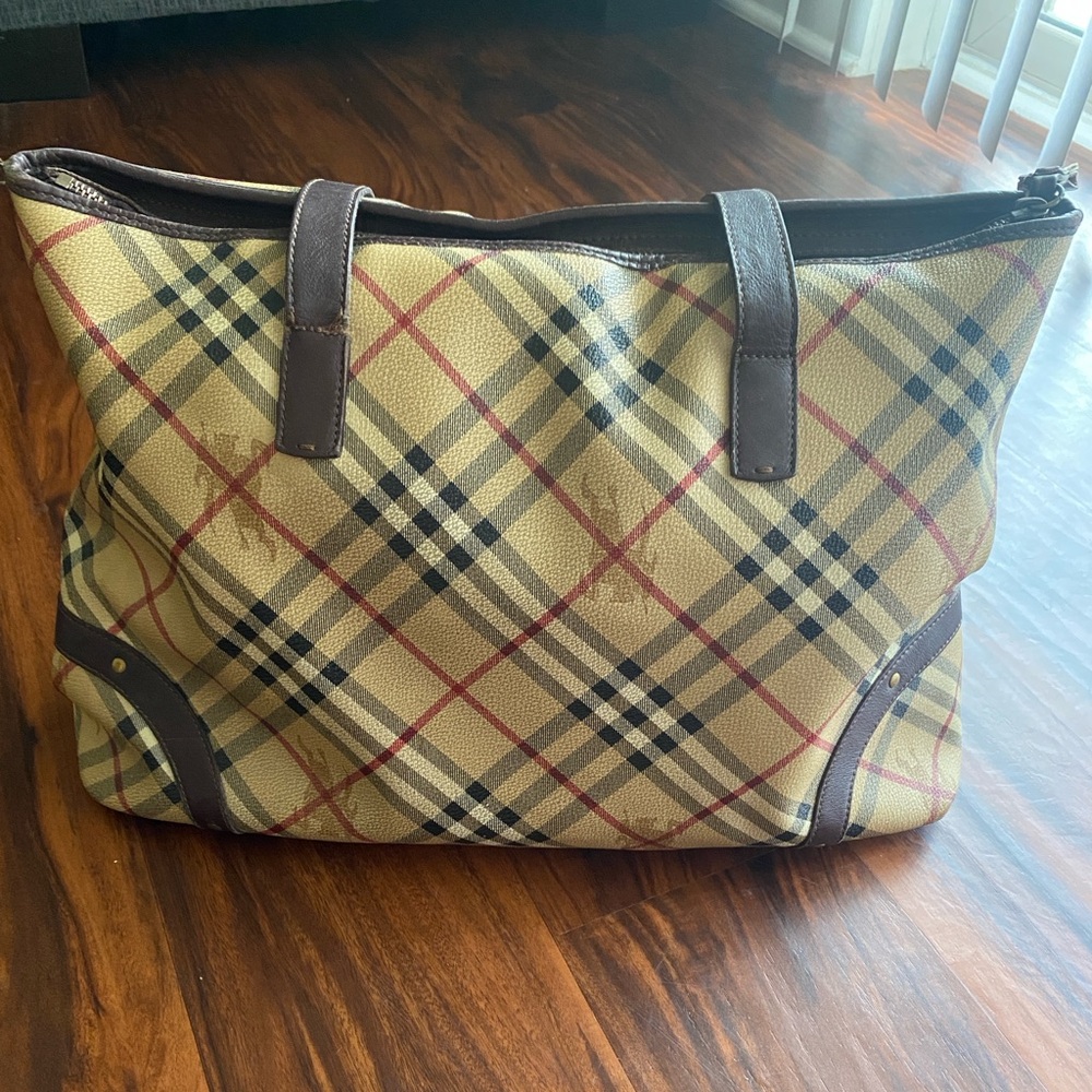 BURBERRY
Haymarket Check Studded Tote Bag
Chocolate